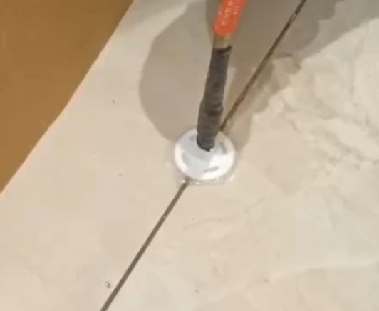 三门峡市瓷砖空鼓维修公司专业解答瓷砖在铺贴过程中，如果没有涂抹均匀到位的粘结材料（如水泥砂浆或瓷砖胶），可能会导致以下问题