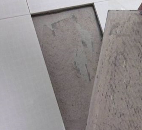 三门峡市瓷砖空鼓维修公司分享瓷砖铺贴时如果打浆（即涂抹在瓷砖背面和基层上的砂浆或瓷砖胶）过少，会带来以下问题